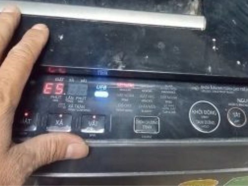 Dấu hiệu nhận biết lỗi E5 máy giặt Toshiba