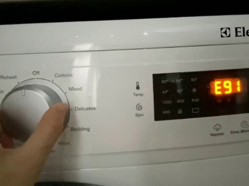 Dấu hiệu nhận biết lỗi E91 máy giặt Electrolux