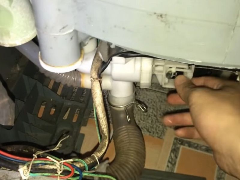 Nguyên nhân và cách sửa van xả máy giặt Toshiba